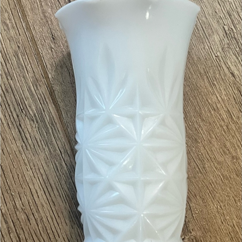 Vintage white milk glass vase
"Starburst" pattern